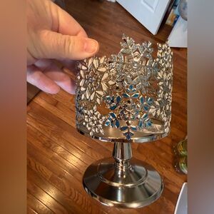 NWT Bath and Body Works Pedestal 3 Wick Snowflake Candle Holder